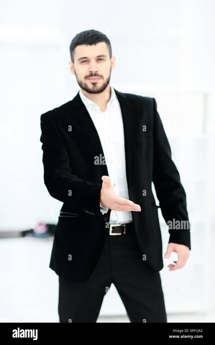 Businesss e concetto di ufficio - due imprenditori stringono le mani in office Foto Stock