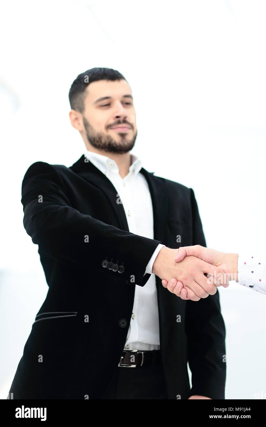 Businesss e concetto di ufficio - due imprenditori stringono le mani in office Foto Stock