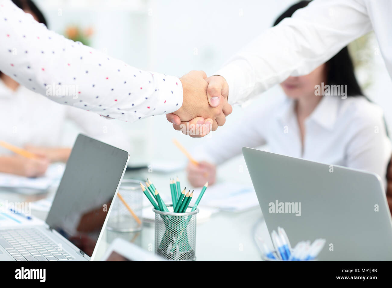 Business Meeting di partenariato concetto. Immagine businessmans handshake. Gli imprenditori di successo lo handshaking dopo un buon affare. Orizzontale, sfondo sfocato Foto Stock