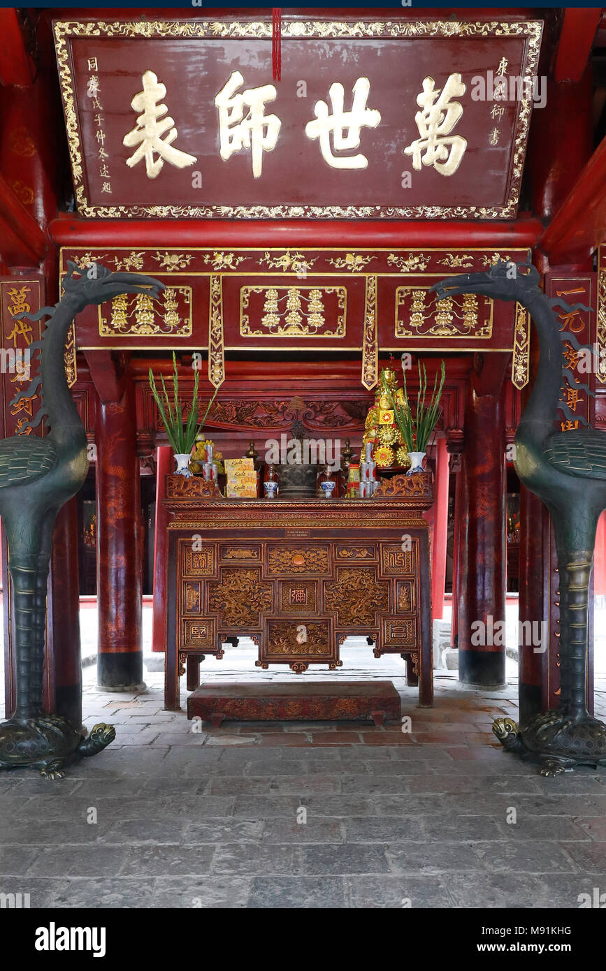 Il Tempio della Letteratura è tempio Confuciana che in passato era un centro di apprendimento ad Hanoi. Altare di Confucio. Hanoi. Il Vietnam. Foto Stock