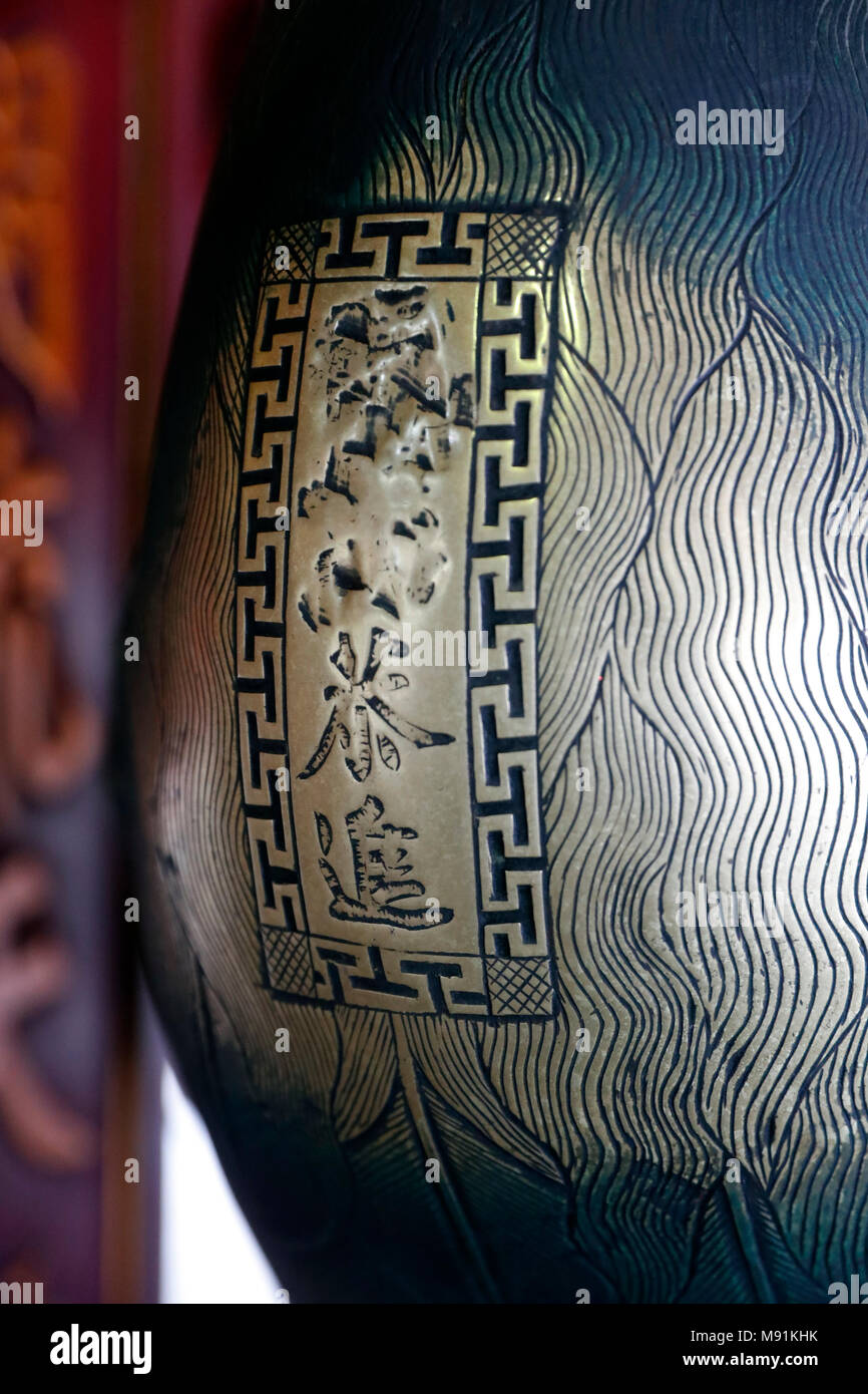 Il Tempio della Letteratura è tempio Confuciana che in passato era un centro di apprendimento ad Hanoi. Altare di Confucio. Phoenix in bronzo. Close-up. Hanoi Foto Stock