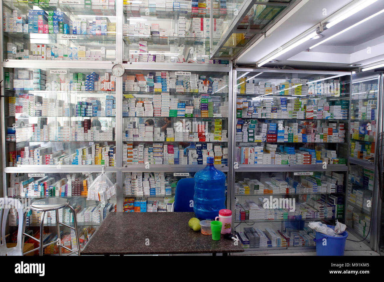 Medicina e farmaci in farmacia. Ho Chi Minh City. Il Vietnam. Foto Stock