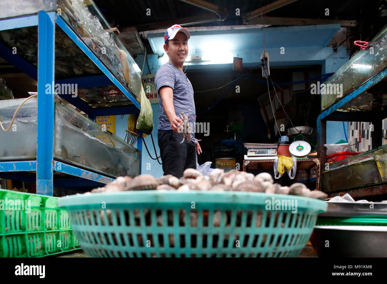 Uomo di mare la vendita di cibo. Ho Chi Minh City. Il Vietnam. Foto Stock