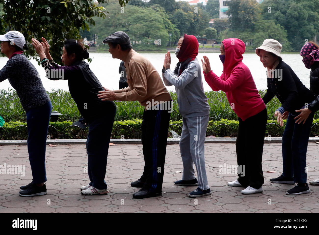 Mattina excercice. Massaggio di gruppo al lago Hoan Kiem. Hanoi. Il Vietnam. Foto Stock