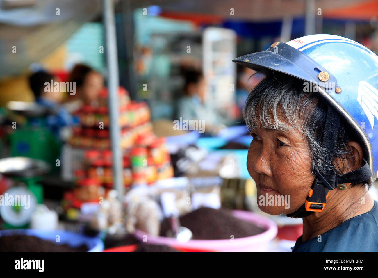Il vecchio donna che indossa un casco blu. Phu Quoc. Il Vietnam. Foto Stock