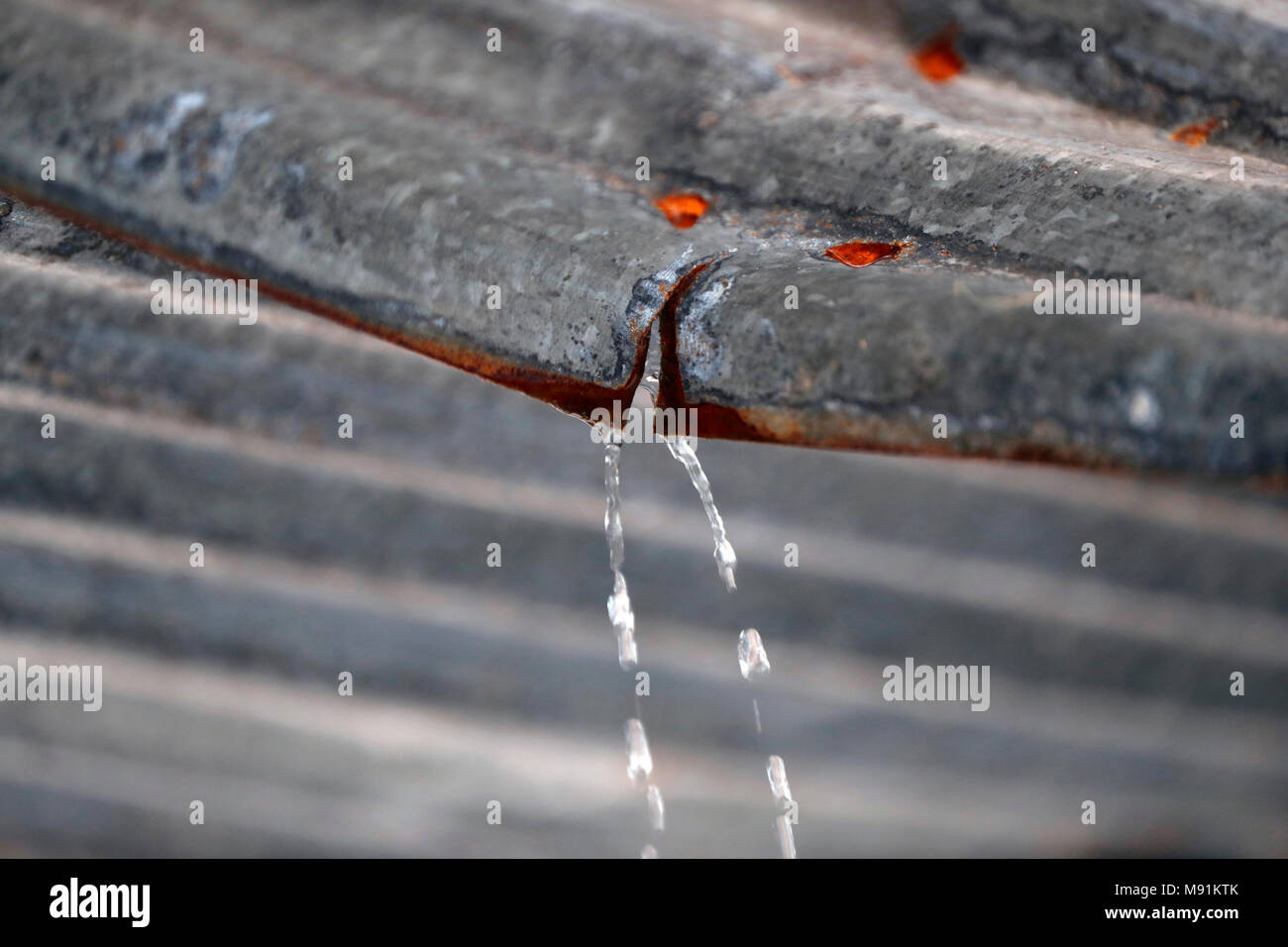 Acqua su arrugginita lamiera ondulata. Phu Quoc. Il Vietnam. Foto Stock
