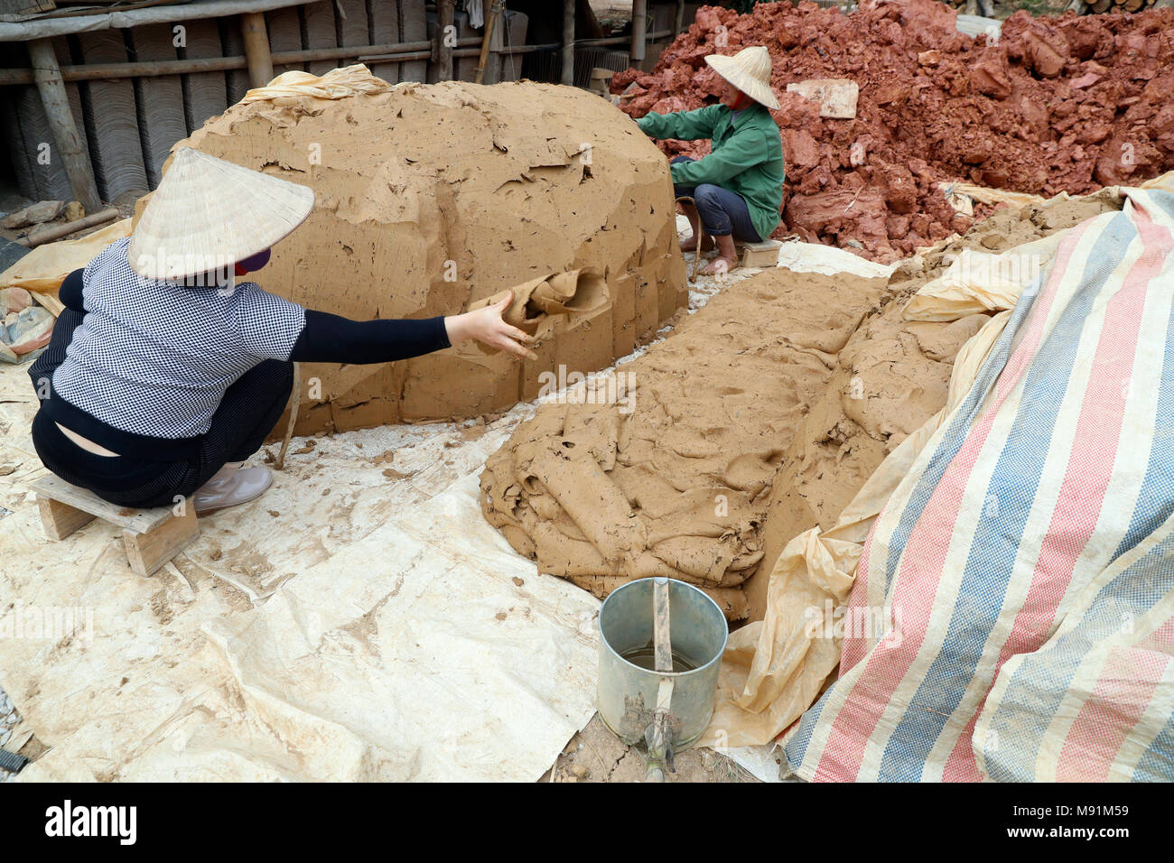 Creta per essere utilizzato in un tegole ceramiche fabbrica. Bac figlio. Il Vietnam. Foto Stock