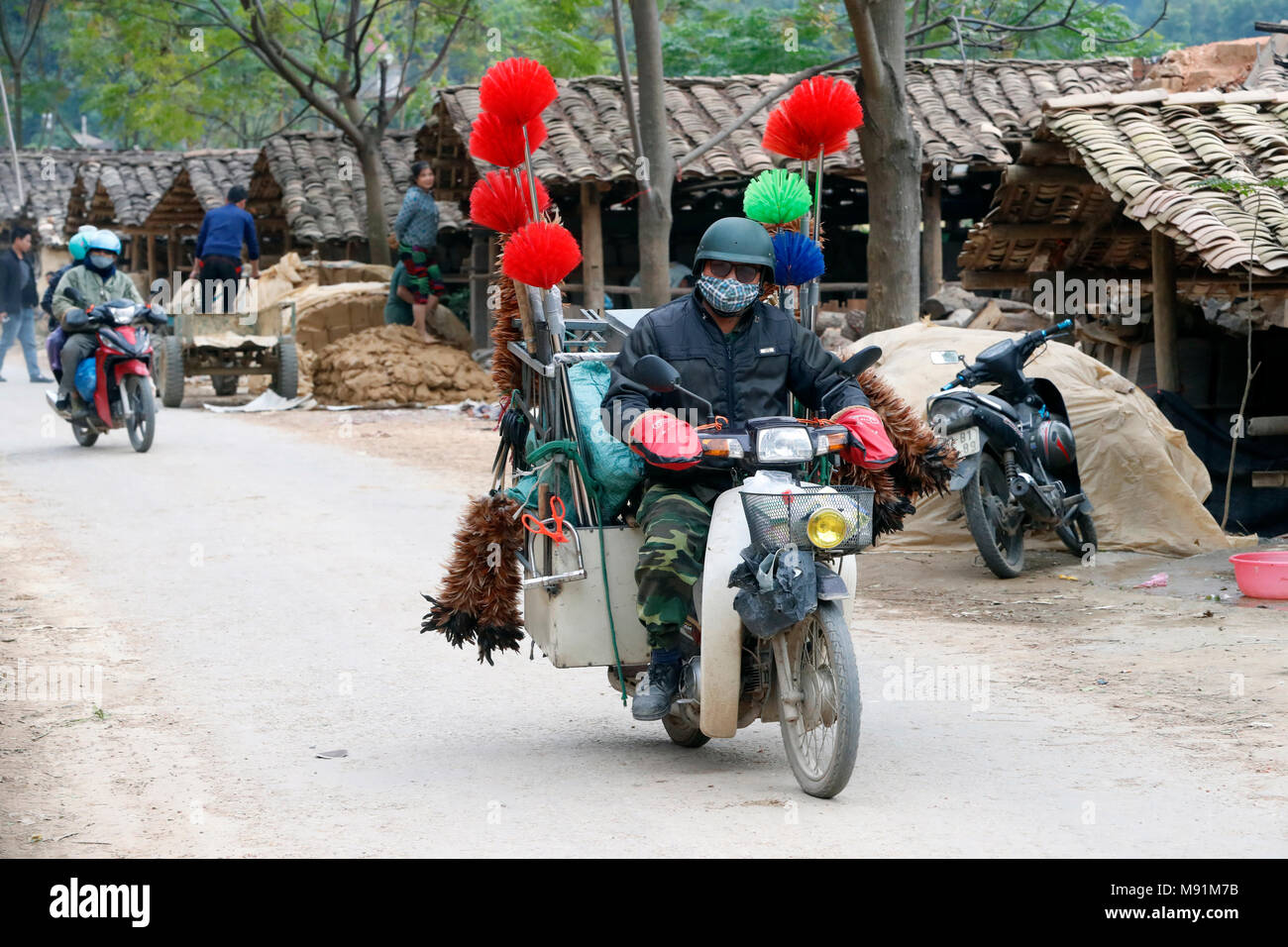 L'uomo vendita di scope. Bac figlio. Il Vietnam. Foto Stock