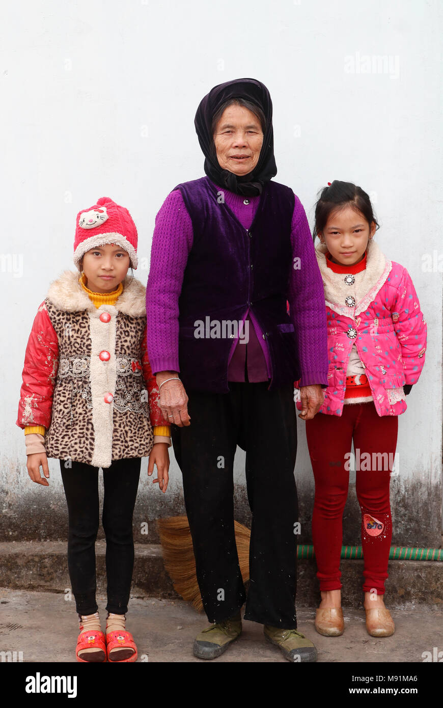 Nonna vietnamita con nipoti. Lang Son. Il Vietnam. Foto Stock