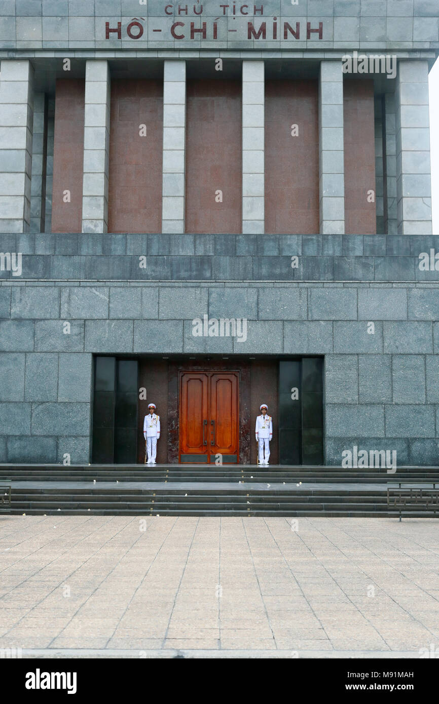 Mausoleo di Ho Chi Minh. Guardie all'entrata. Hanoi. Il Vietnam. Foto Stock