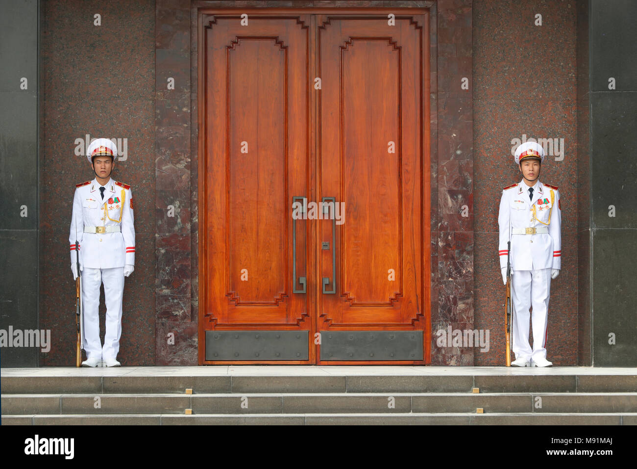 Mausoleo di Ho Chi Minh. Guardie all'entrata. Hanoi. Il Vietnam. Foto Stock