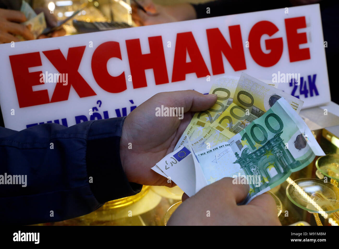 Cambia valuta e cambio valuta estera bureau. Hanoi. Il Vietnam. Foto Stock