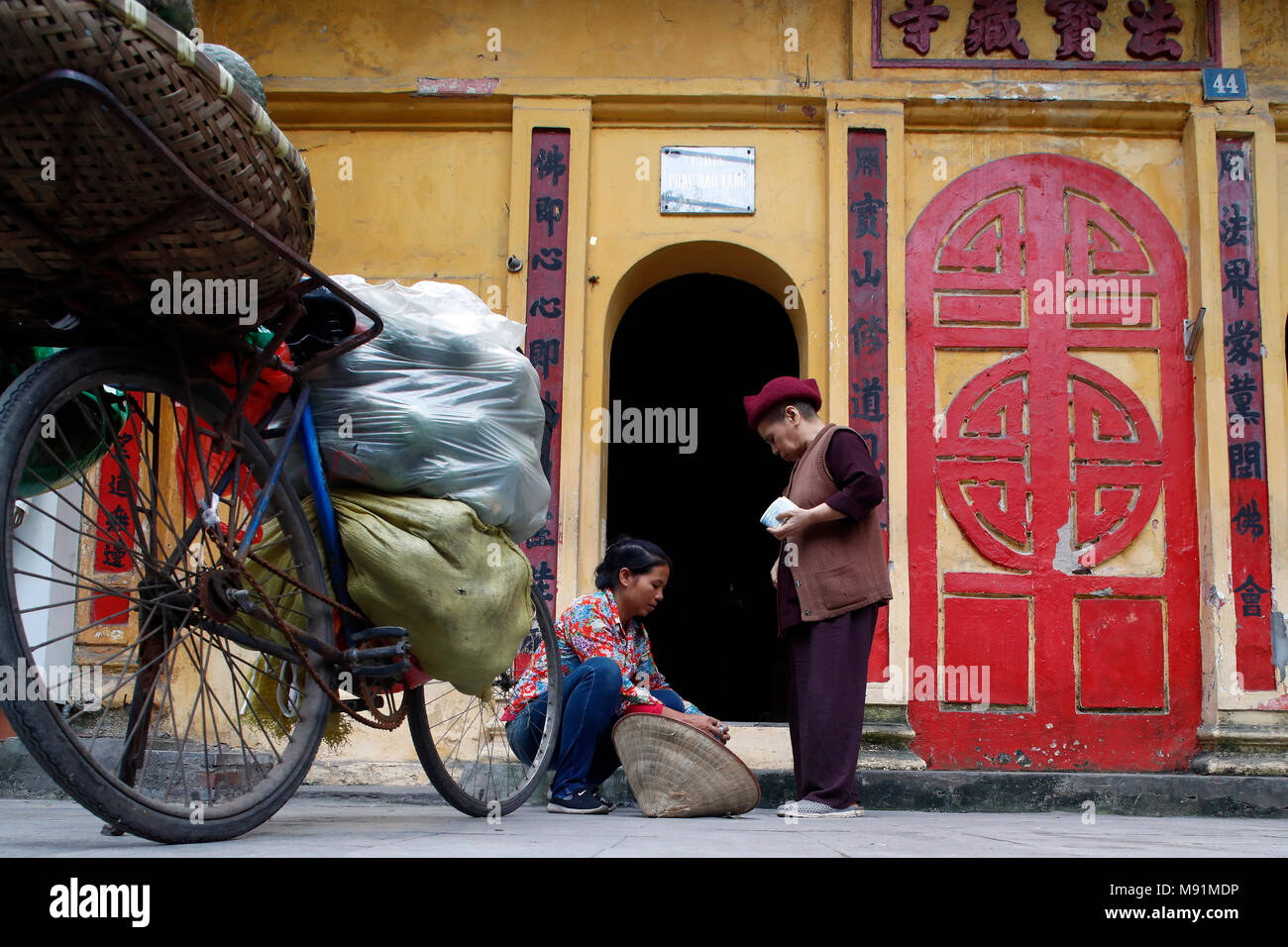 Tipica strada del quartiere vecchio di Hanoi. Donna vendita di frutti. Il Vietnam. Foto Stock