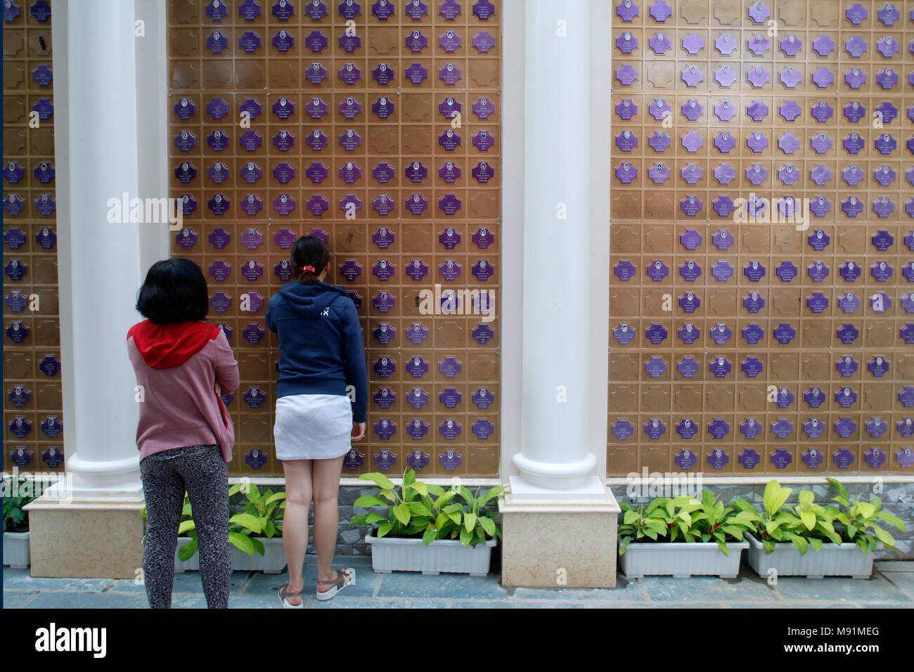 Chiesa del Sacro Cuore di Gesù ( Nha Tho Tan Dinh ). Memorial Wall con i nomi dei morti. Ho Chi Minh City. Il Vietnam. Foto Stock