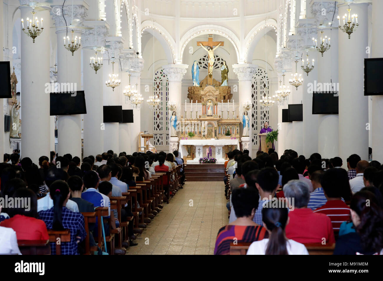 Chiesa del Sacro Cuore di Gesù ( Nha Tho Tan Dinh ). Domenica la celebrazione della santa messa. Ho Chi Minh City. Il Vietnam. Foto Stock