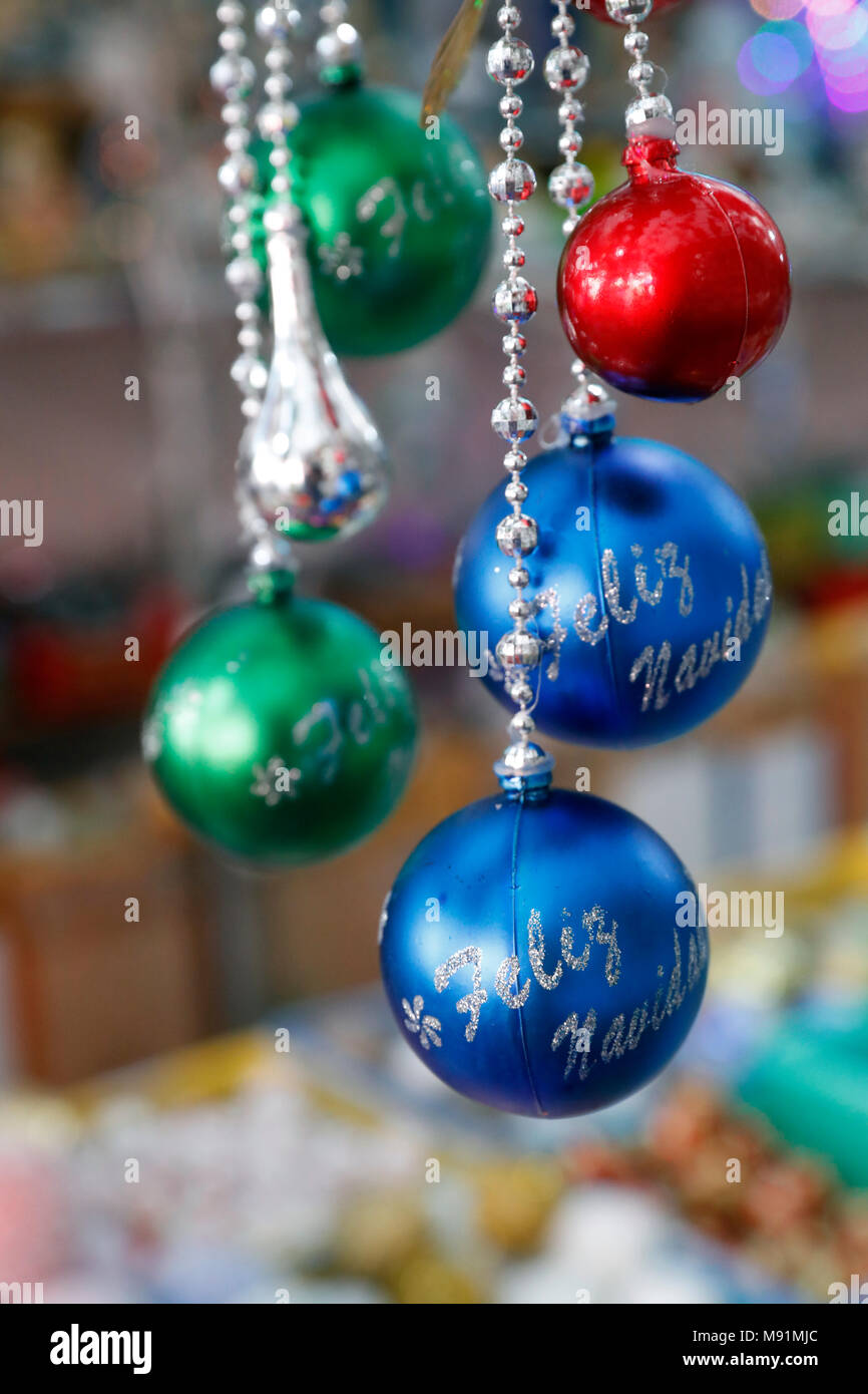 Mercato di Natale. Le palle di Natale per la vendita. Ho Chi Minh City. Il Vietnam. Foto Stock