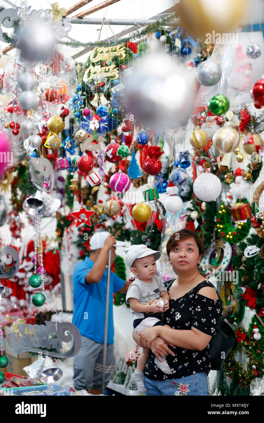 Popolo vietnamita lo shopping al mercato per comprare Ornamento per le vacanze di Natale. Ho Chi Minh City. Il Vietnam. Foto Stock