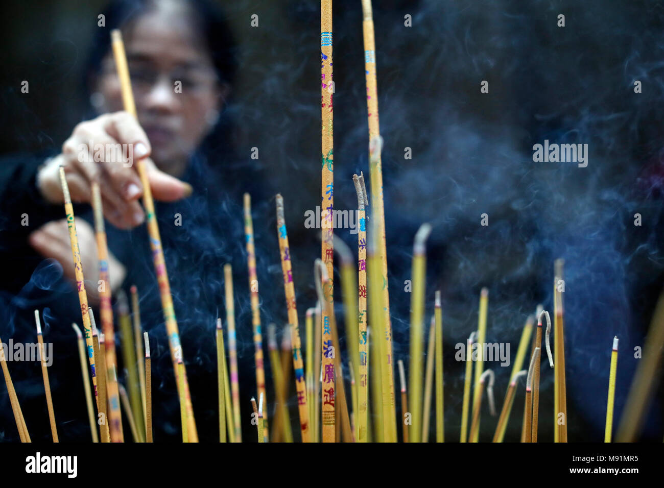 Mariamman tempio indù. Donna bruciare bastoncini di incenso. Ho Chi Minh city. Il Vietnam. Foto Stock