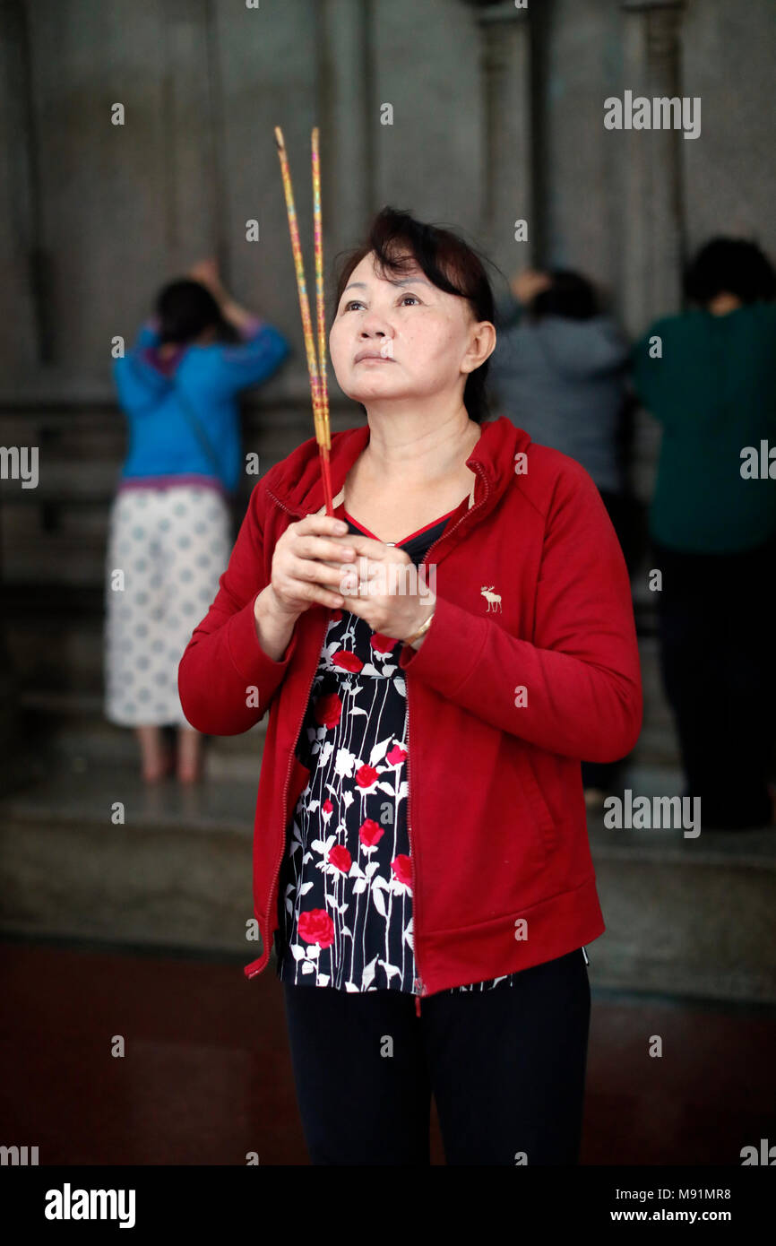 Mariamman tempio indù. Donna orante con bastoncini di incenso. Ho Chi Minh city. Il Vietnam. Foto Stock