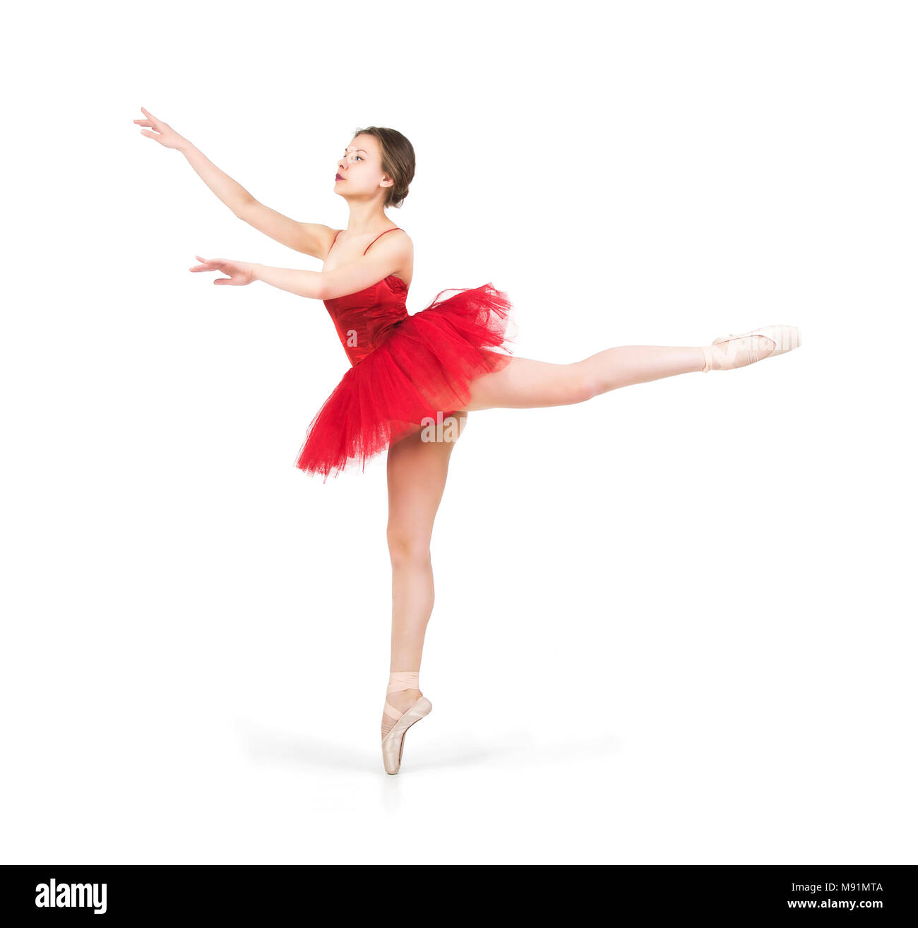 Una donna in un balletto rosso tutu. Studio su sfondo bianco, immagine isolata. Foto Stock