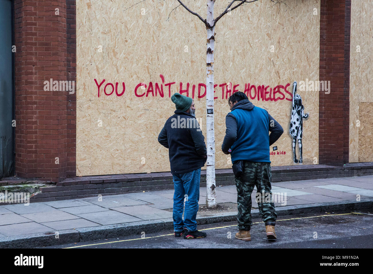 Londra, Regno Unito. Il 17 marzo 2018. Due uomini parlare fuori casa Sofia in Great Portland Street che era occupata da senzatetto attivisti di supporto per impostare il Foto Stock
