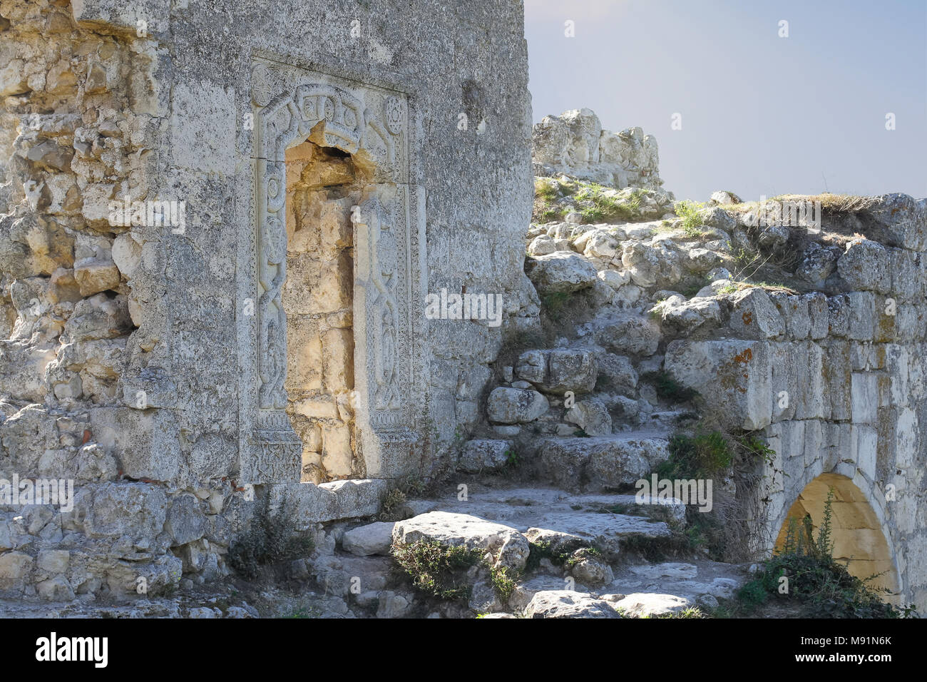 In Crimea medievale Karaites ebraico fortezza orientali cancelli in Mangup Kale Grotta città Foto Stock