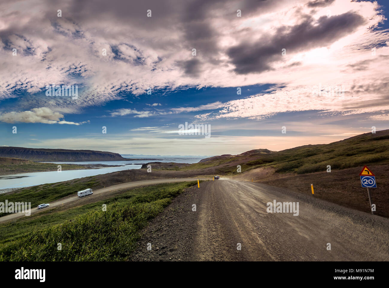 Strada di Montagna, Djupifjordur fiordo, West fiordi, Islanda Foto Stock