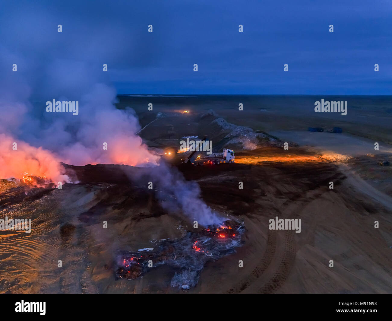 Il fumo e il fuoco in una fabbrica di riciclaggio, Islanda. Foto Stock