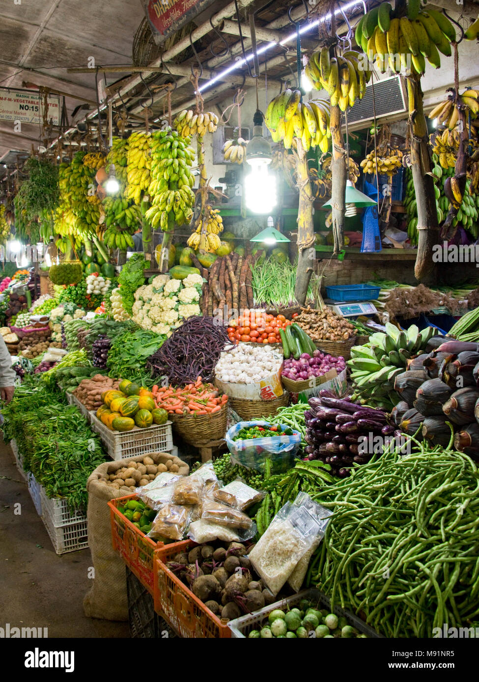 Una delle vivaci bancarelle vibrante al Mercato Centrale in Nuwara Eliya vendita homegrown fresca frutta e verdura. Foto Stock