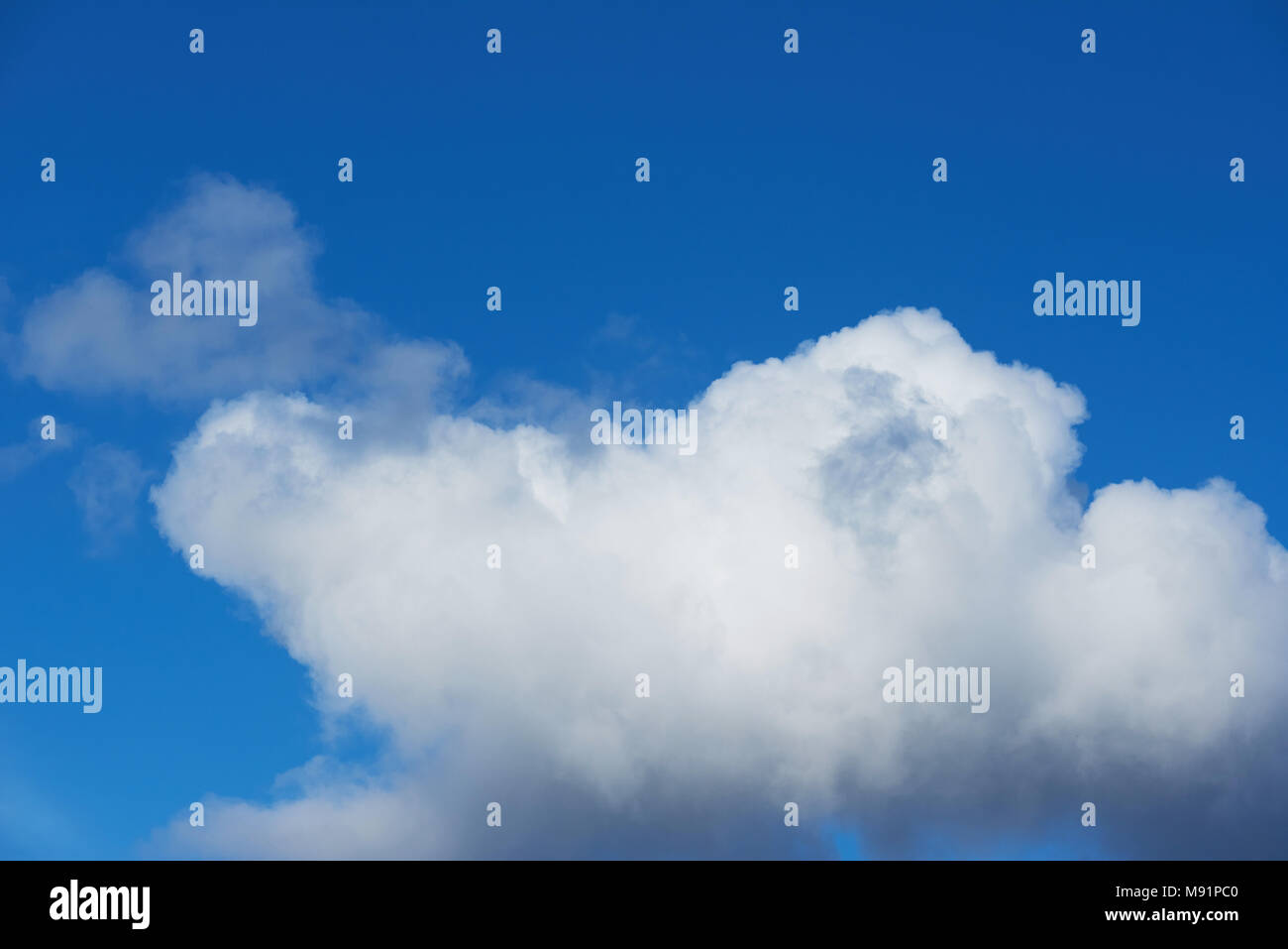 Grande chiara nube bianca sulla pulizia profonda diurna blu sullo sfondo del cielo Foto Stock