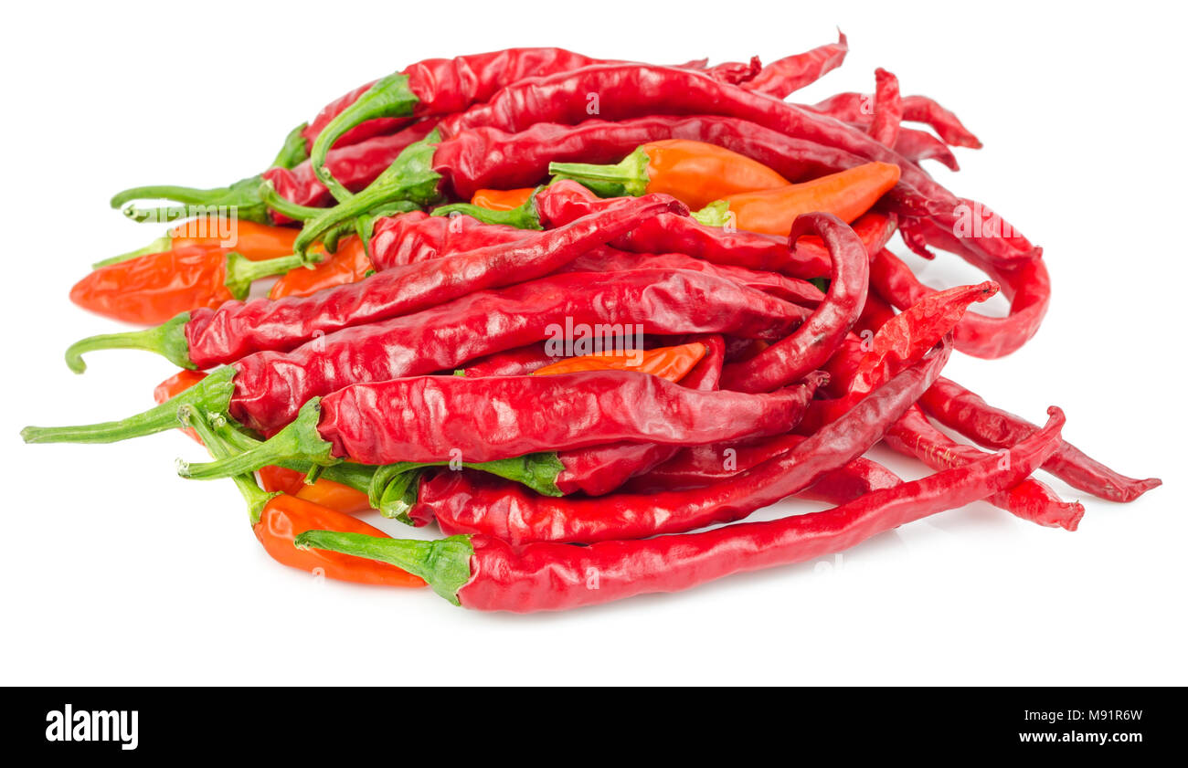 Pila di red hot chili peppers isolato su uno sfondo bianco Foto Stock