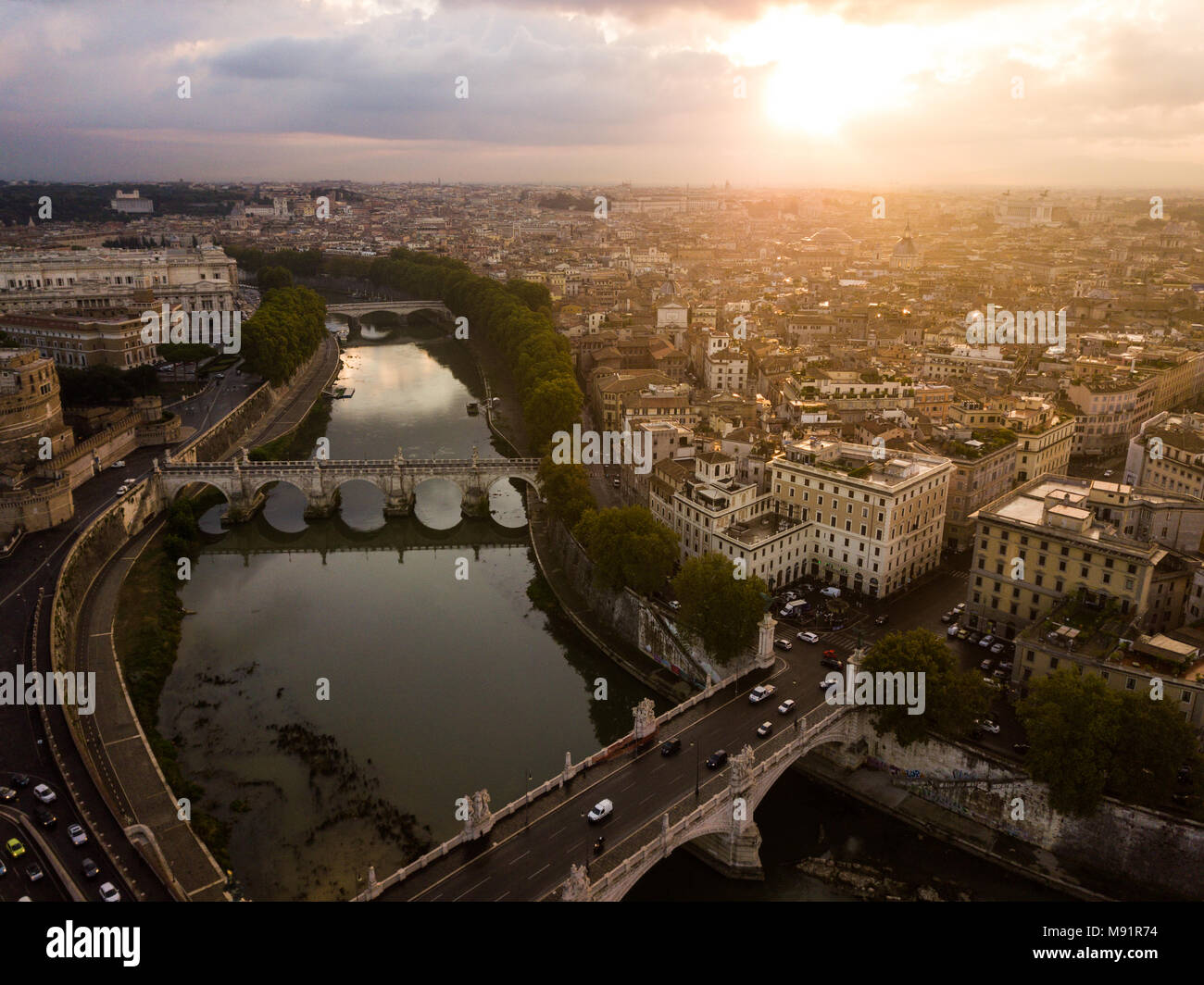 Tramonto sul fiume Tevere, Roma, Italia Foto Stock