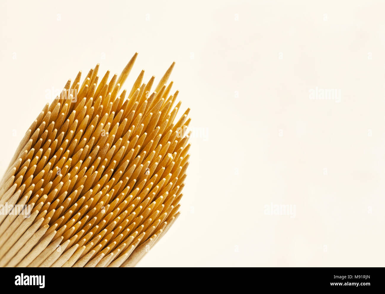 Un'immagine ravvicinata del legno e di stuzzicadenti con più tirata fuori dal pacco. Girato ad angolo acuto Foto Stock