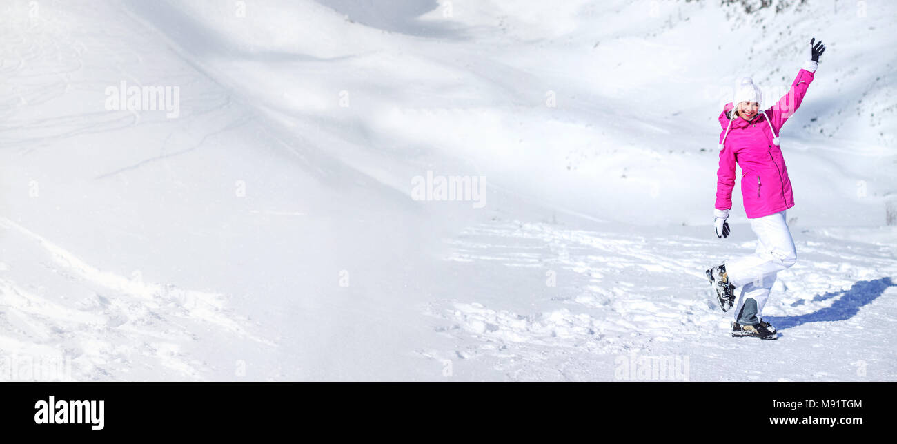 Banner di piste da sci e la montagna bianca con la giovane donna in rosa  Giacca