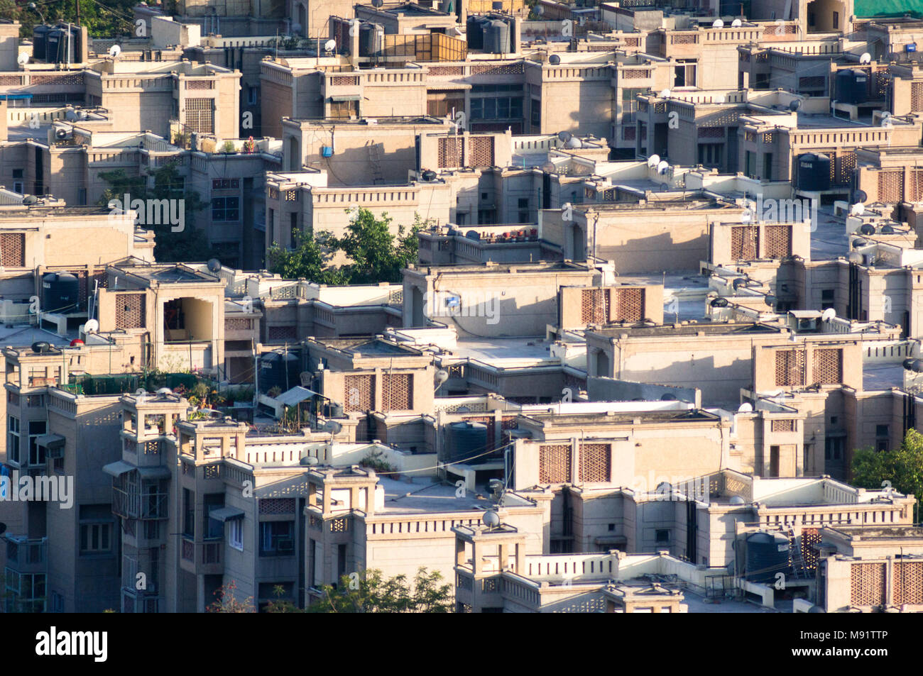 Calcestruzzo case residenziale costruito per ospitare la sempre crescente popolazione di Noida, Delhi. Le finestre e i balconi e paesaggio di Delhi capitale nazionale regione noida gurgaon e sono visibili Foto Stock