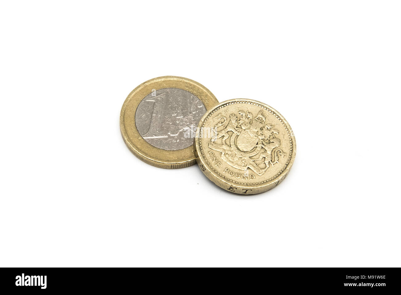 Un Euro e vecchi una libbra di monete isolati su sfondo bianco Foto Stock