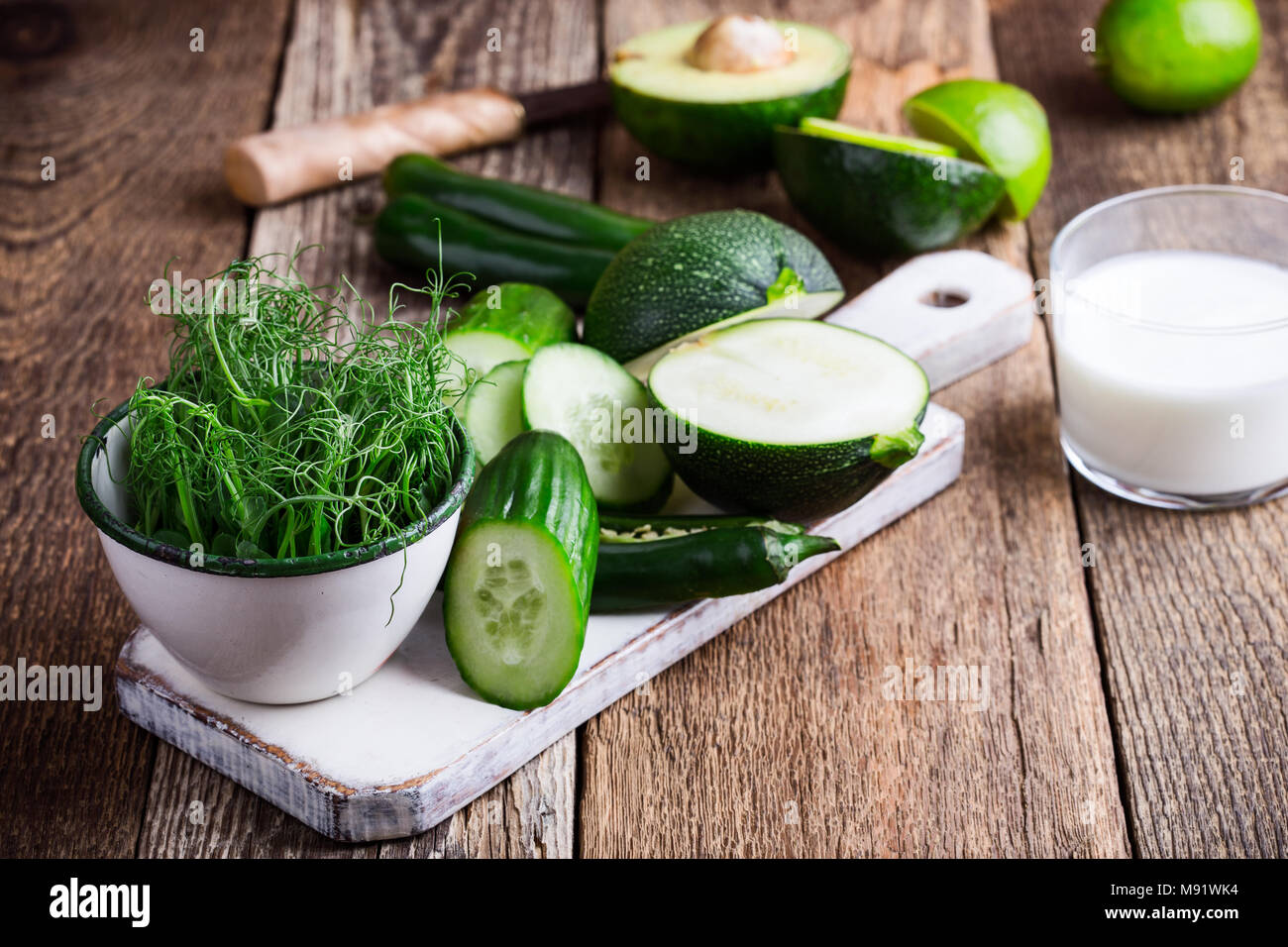 Verde i germogli di pera, verdura fresca e yogurt per un sano e delizioso pieno di vitamine pasto. Frullato di caseificio con micro verdi e verdure r Foto Stock