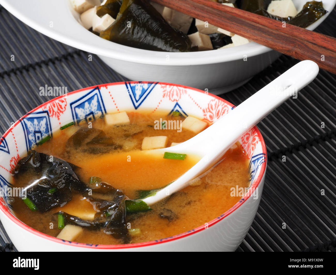 SOPA MISO - Zuppa di miso la zuppa di miso è una tradizionale zuppa giapponese. La pasta di miso e tofu, alghe wakame sono gli ingredienti principali. Foto Stock