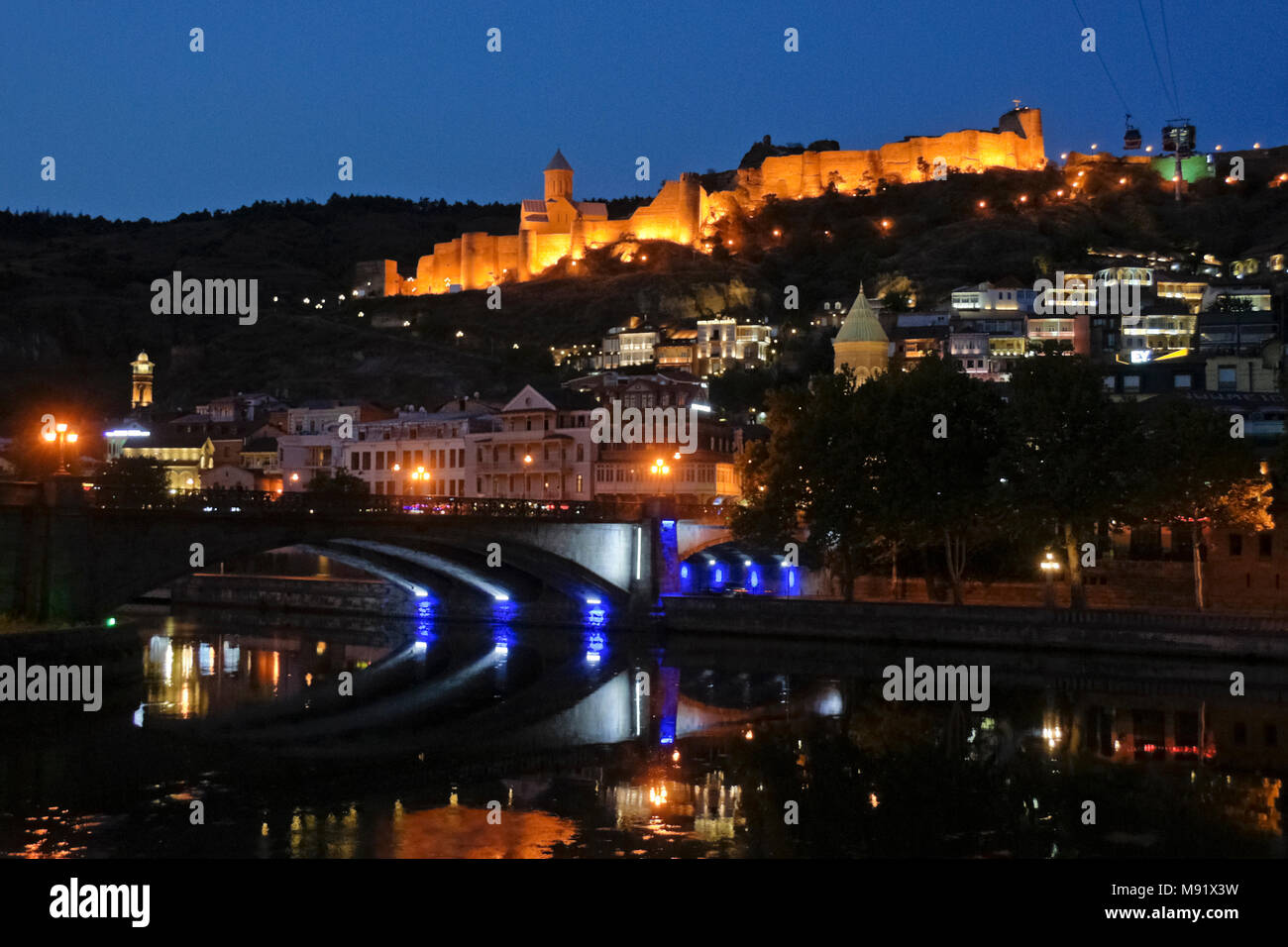 Di Narikala di Castello e la chiesa di San Nicola all'alba, con funivia, affacciato sulla città vecchia e il Ponte di Metekhi attraverso fiume Mtkvari, Tbilisi, Georgia Foto Stock