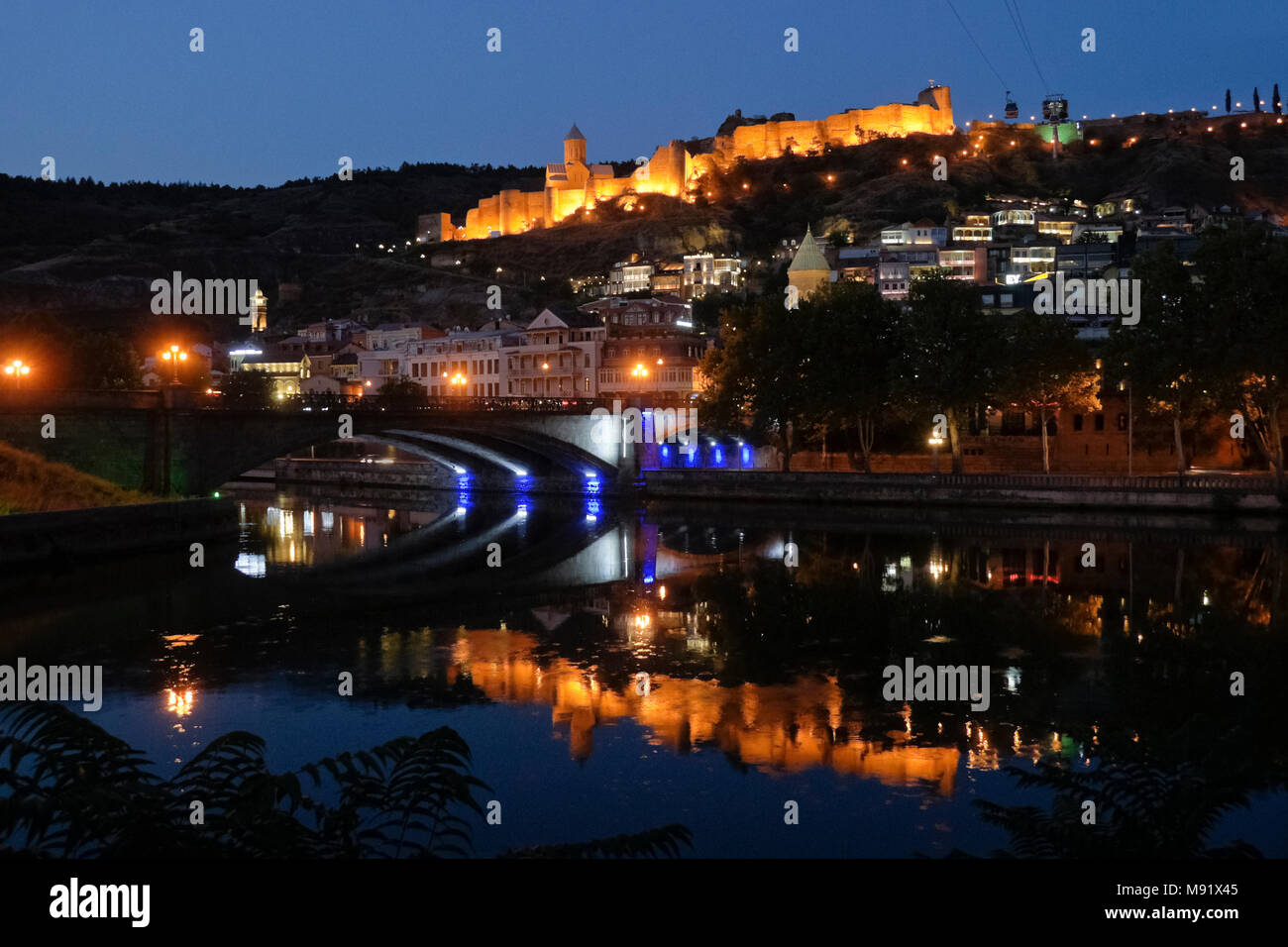 Di Narikala di Castello e la chiesa di San Nicola all'alba, con funivia, affacciato sulla città vecchia e il Ponte di Metekhi attraverso fiume Mtkvari, Tbilisi, Georgia Foto Stock