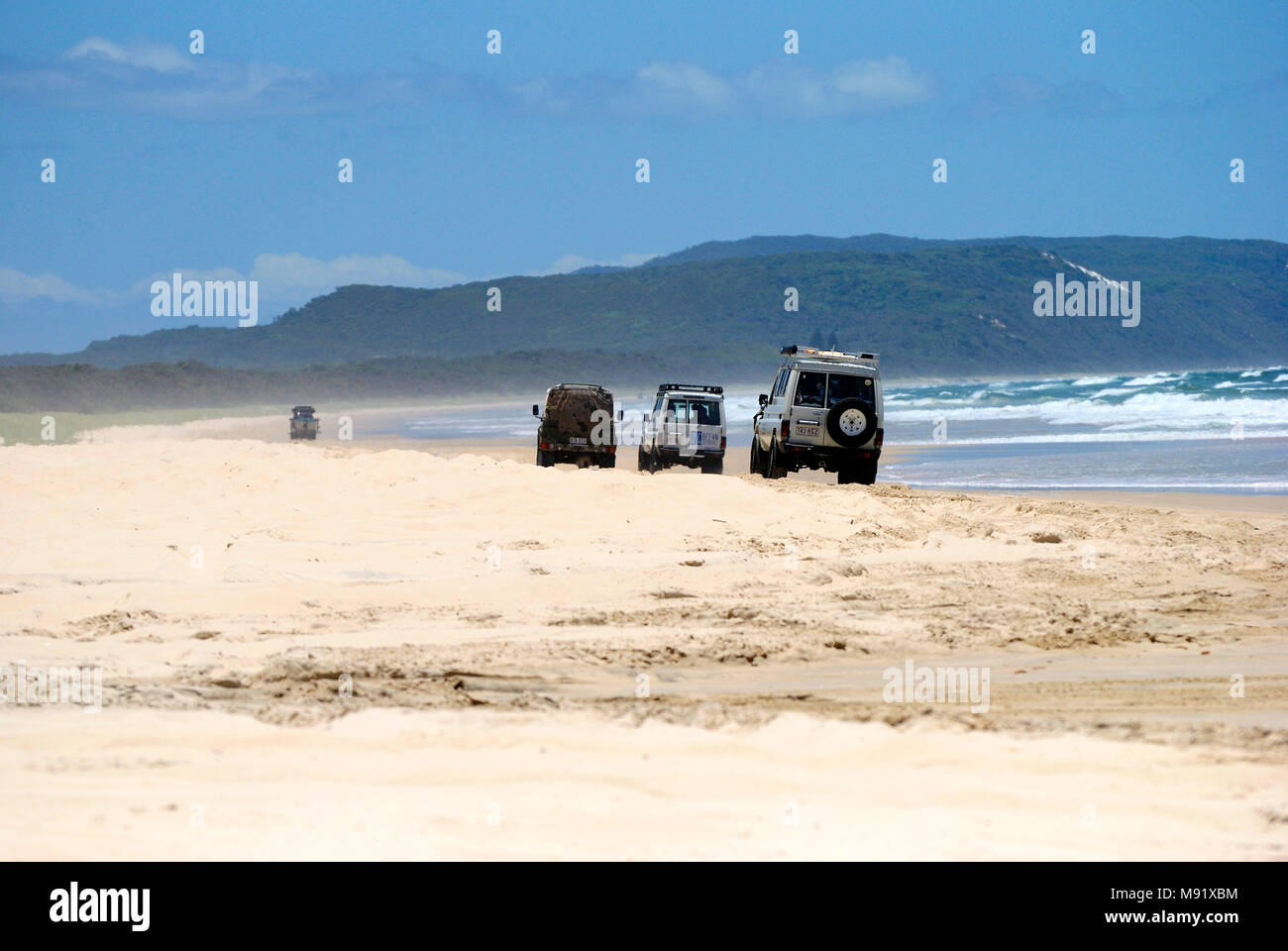 Great Sandy National Park, Queensland, Australia - 19 dicembre 2017. Tre 4WD veicoli che guidano sulla sabbia di 40 miglia di spiaggia in Great Sandy National Pa Foto Stock