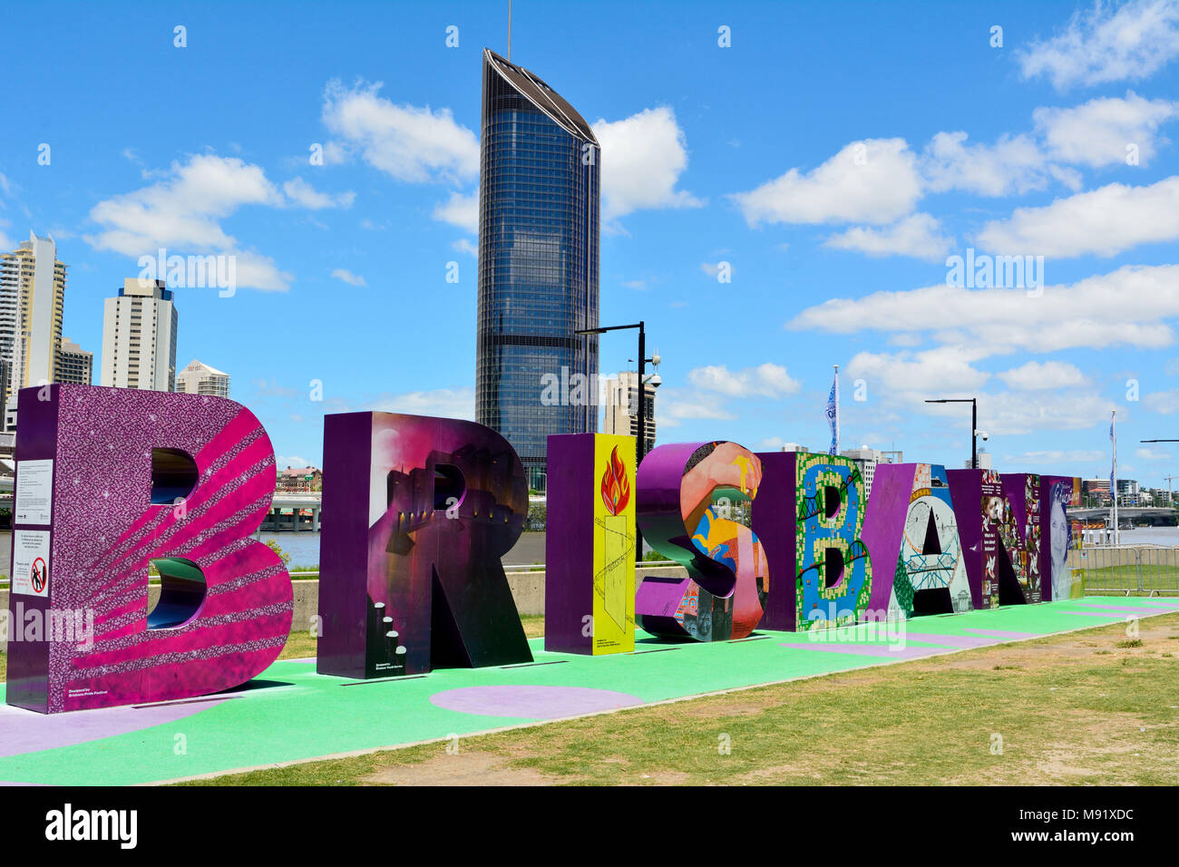Brisbane, Queensland, Australia - Gennaio 6, 2018. Lettere facendo segno di Brisbane in South Bank Parklands, con edifici moderni in background. Foto Stock