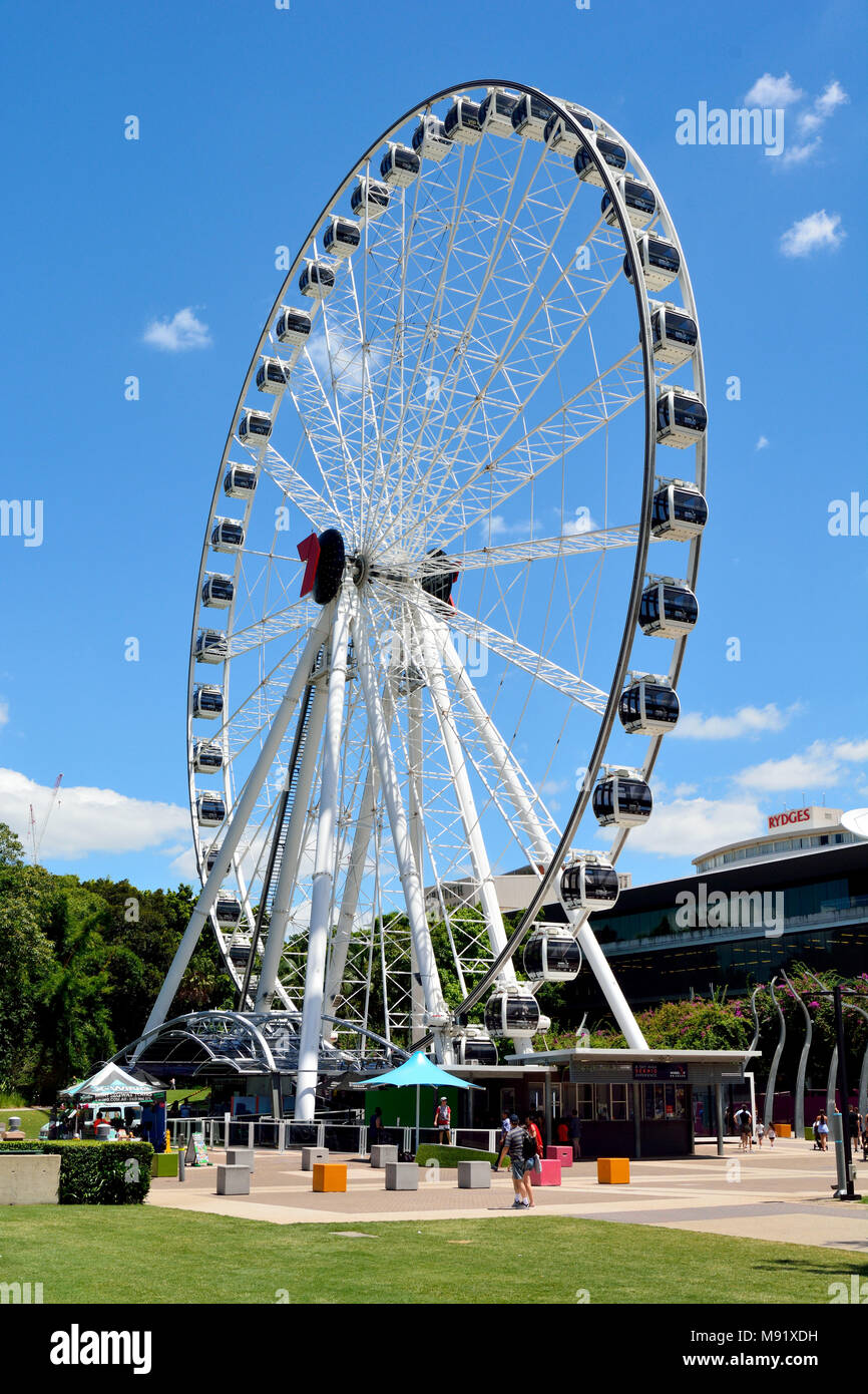 Brisbane, Queensland, Australia - Gennaio 6, 2018. Ruota Panoramica di Brisbane observation wheel in South Bank Parklands, con la gente e la vegetazione. Foto Stock