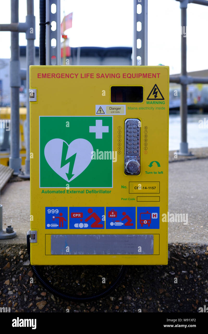 Il defibrillatore eroga una dose di corrente elettrica (spesso chiamato countershock) al cuore. Foto Stock