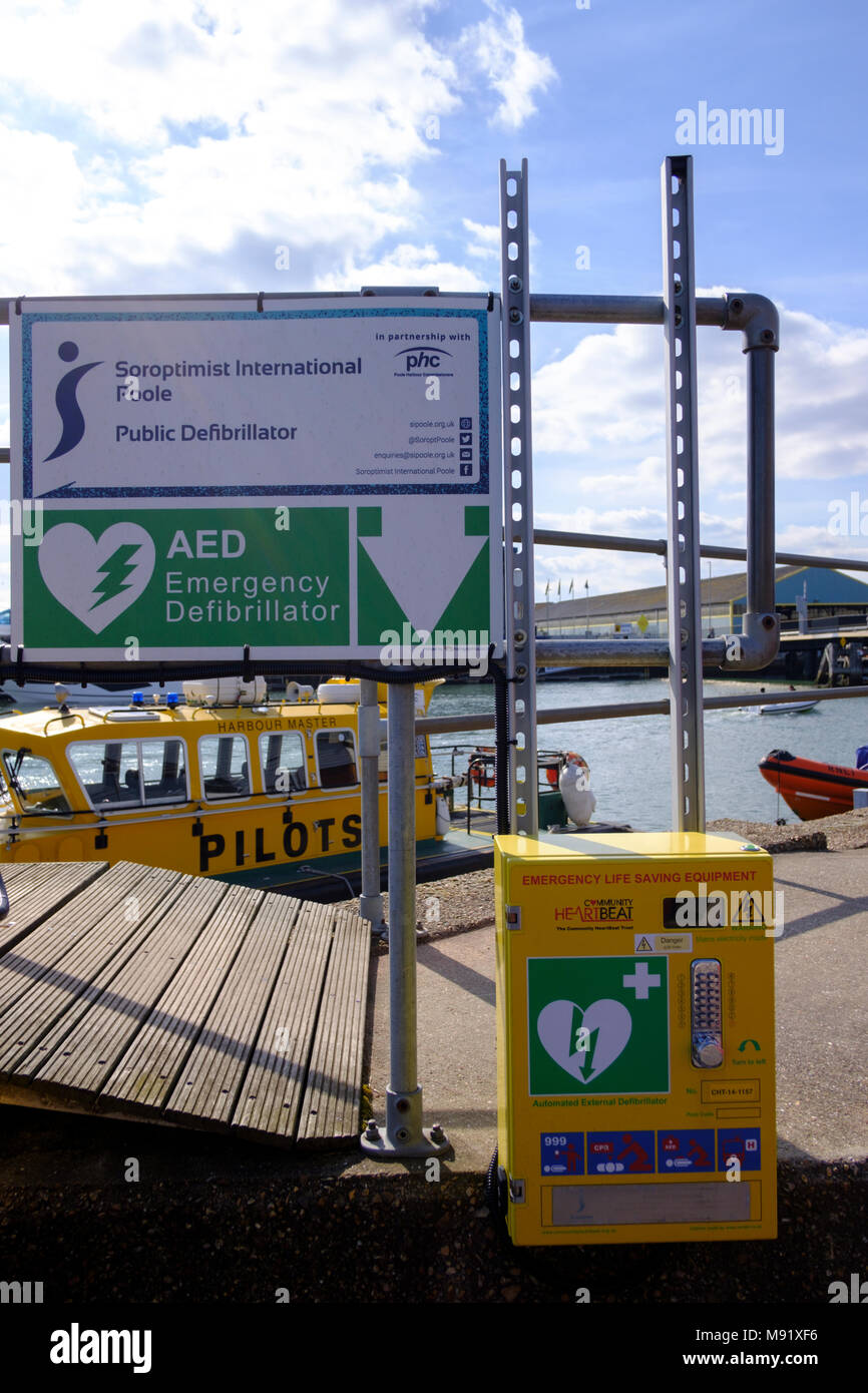Il defibrillatore eroga una dose di corrente elettrica (spesso chiamato countershock) al cuore. Foto Stock