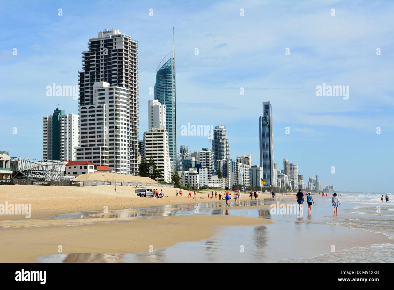 Surfers Paradise, Gold Coast, Queensland, Australia - 14 gennaio 2018. Spiaggia di Surfers Paradise, con persone e commerciale e residenziale Foto Stock