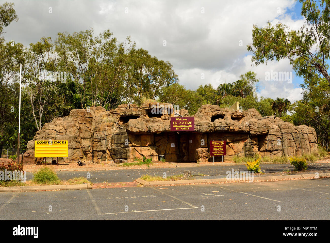 Rockhampton, Queensland, Australia - 27 dicembre 2017. Vista esterna del Dreamtime Aboriginal Cultural Center di Rockhampton, QLD, con vegetazione. Foto Stock