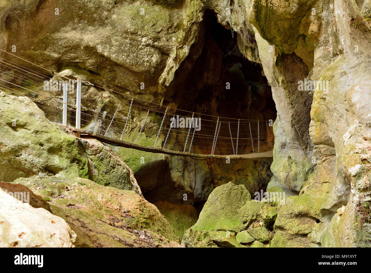 Grotte, Queensland, Australia - 27 dicembre 2017. Piccole casette di legno ponte di sospensione al Capricorno grotte nelle grotte township a nord di Rockhampton, QLD. Foto Stock