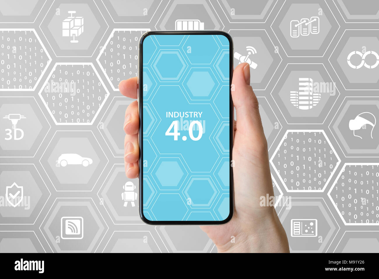 L'industria 4.0 il testo visualizzato sullo schermo dello smartphone. Mano azienda moderna cornice smart phone davanti a uno sfondo neutro. Foto Stock