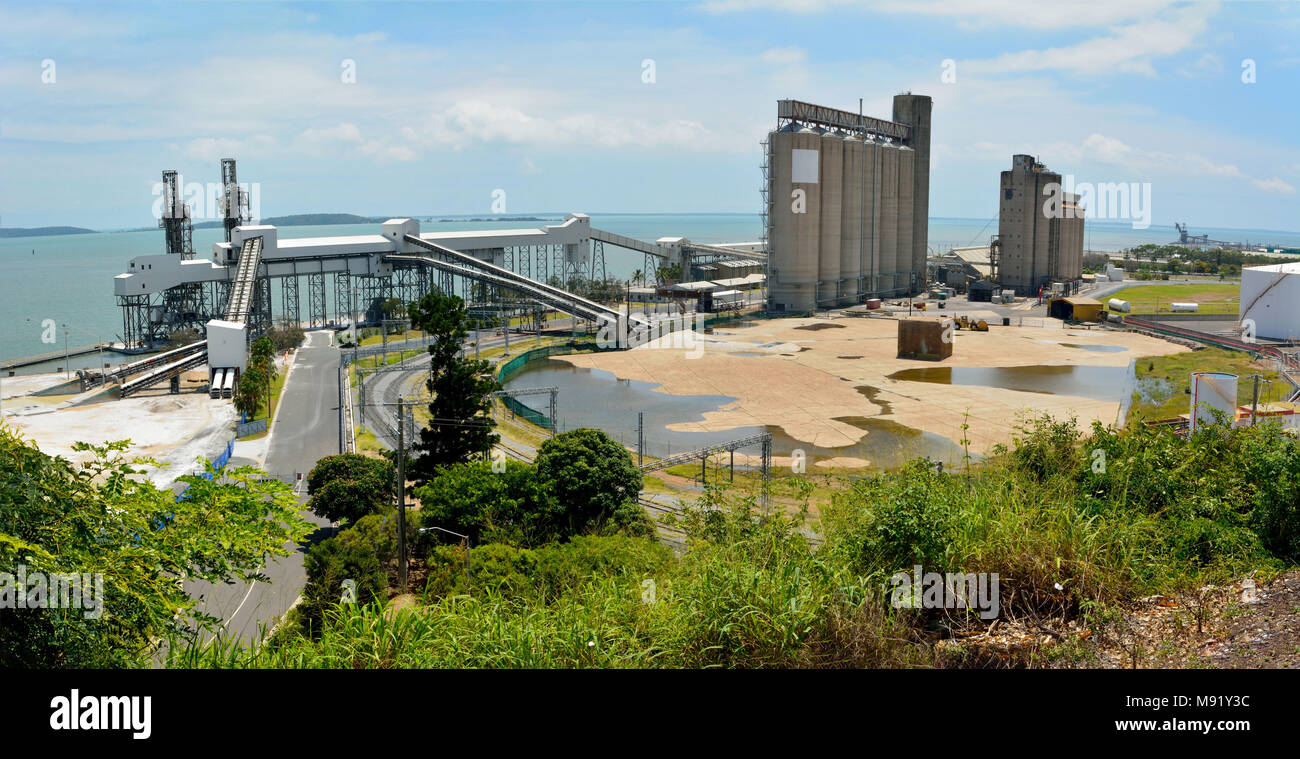 Gladstone, Queensland, Australia - Gennaio 3, 2018. Il terminale di porta strutture di Gladstone, con terminali di infrastruttura, comprese le pale caricatrici e silos. Foto Stock